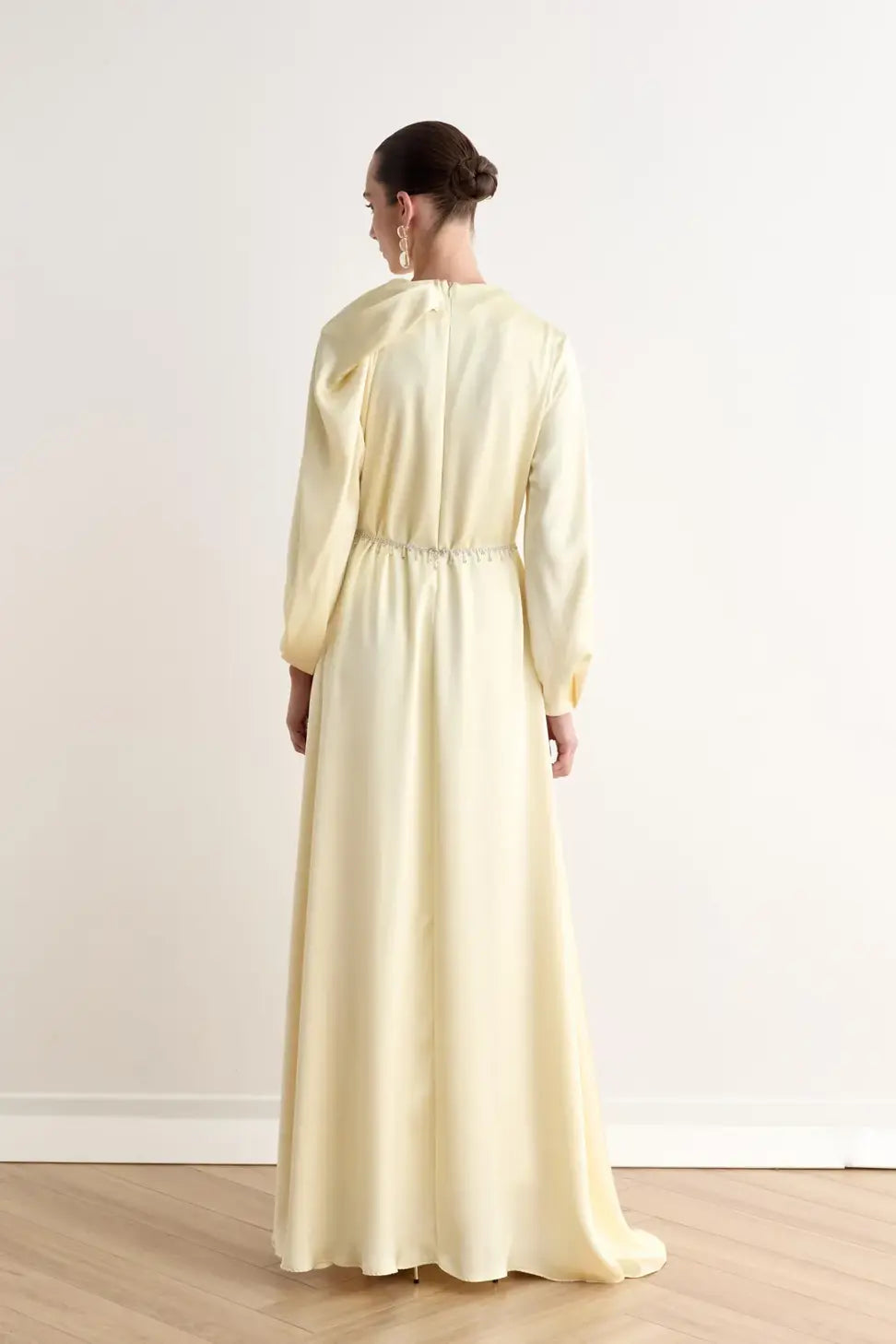 Juan Pileli Kemerli Saten Tesettür Elbise.